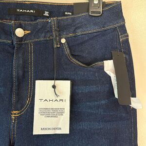 Tahari Jeans Mid-Rise Slim Straight Olivia Size 12/31 Valence Wash NWT Stretch
